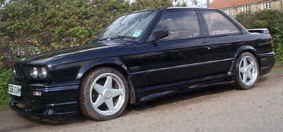 Side skirts are bonded on.